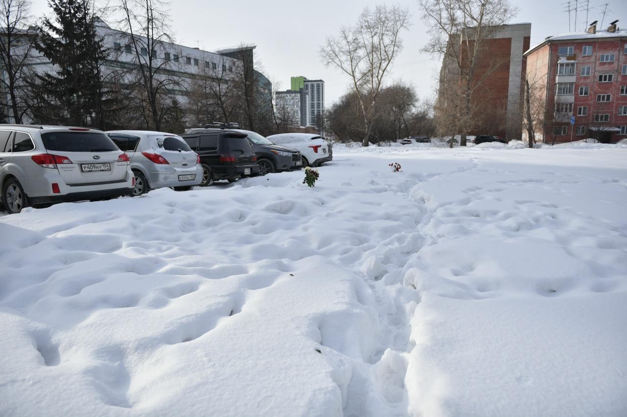 Фото Новосибирцы несут цветы к месту страшной трагедии на Линейной в ее годовщину 3
